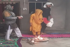 बिजनौर: रात में प्रेमिका से मिलने पहुंचा प्रेमी, ग्रामीणों ने पकड़कर कराई शादी... विदाई के दौरान आया ट्विस्ट