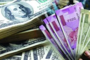 रुपया शुरुआती कारोबार में चार पैस की गिरावट के साथ 83.22 प्रति डॉलर पर 