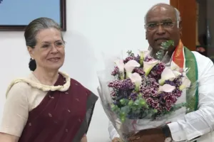 खड़गे समेत कई कांग्रेस नेताओं ने सोनिया गांधी को जन्मदिन की दी बधाई 