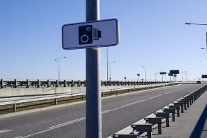 नहीं किया यातायात नियमों का पालन तो सड़कों के किनारे लगे मोबाइल कैमरे कर देंगे चुगली