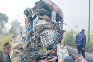 संभल: ट्रक व ट्रैक्टर ट्राली की टक्कर में चालक और क्लीनर घायल