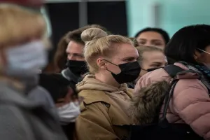 अमेरिका में छुट्टियों के दौरान फ्लू और कोरोना के मामलों में वृद्धि, स्वास्थ्य विशेषज्ञ श्वसन बीमारियों को लेकर चिंतित 