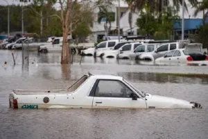 ऑस्ट्रेलिया के उत्तरपूर्वी हिस्से में बाढ़, 300 से अधिक को बचाया... दर्जनों लोग अपने घर की छत पर फंसे