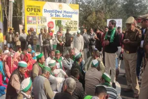  अमरोहा: भाकियू कार्यकर्ताओं ने स्टेट हाईवे किया जाम, चकबंदी अधिकारी के न पहुंचने पर जताई नाराजगी