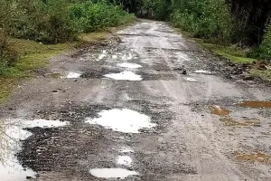 अल्मोड़ा: खस्ताहाल सड़कें लोगों के लिए बनी जानलेवा