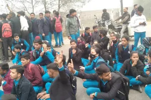 बरेली: सैकड़ों छात्र-छात्राओं ने दिल्ली हाइवे किया जाम, निजी मेडिकल कॉलेज पर फर्जीवाड़े का आरोप 