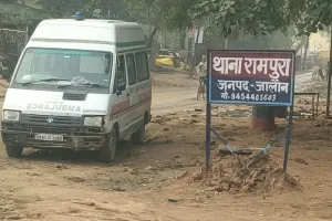 Jalaun: स्वास्थ्य विभाग की एंबुलेंस बनी मछली तस्करी का जरिया, वीडियो वायरल होने के बाद पुलिस ने पकड़ा, तीन बोरों में मिली मछलियां