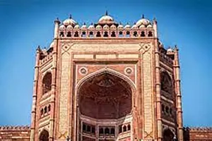 आगरा में सीकरी मुगलिया स्मारक भ्रमण को आया पर्यटक गिरकर हुआ घायल, आगरा रेफर 