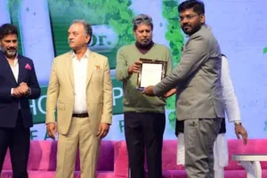 Unnao के डॉक्टर निखिल को पूर्व क्रिकेटर कपिल देव ने किया सम्मानित, लखनऊ में कार्यक्रम हुआ आयोजित