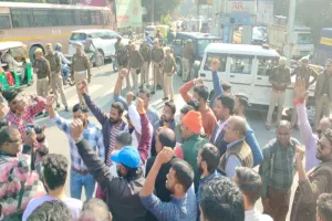 मुरादाबाद : क्षत्रिय महासभा के कार्यकर्ताओं ने फव्वारा चौक पर किया चक्का जाम, सुखदेव सिंह के हत्यारों को पकड़ने की मांग 