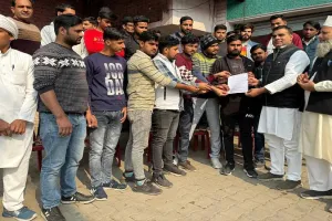 मुरादाबाद : सिपाही भर्ती में आयु छूट कराने को विधायक को सौंपा ज्ञापन