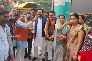 Election 2023: Banda में आतिशबाजी संग मुंह मीठा कराकर भाजपाइयों ने किया खुशी का इजहार, लोकसभा चुनाव में 400 प्लस का दावा 