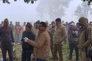 संभल : पेड़ पर फंदे से लटका मिला किसान का शव, मौके पर पहुंची पुलिस...परिवार में मचा कोहराम 