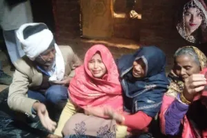 Auraiya News: बरामदे में लटका मिला महिला का शव, मायके पक्ष ने लगाया हत्या का आरोप, जांच में जुटी पुलिस