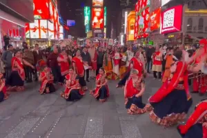 US: अमेरिका में गूंजी गुजराती धुन, टाइम्स स्क्वायर पर भारतीय-अमेरिकी समुदाय ने  किया गरबा 