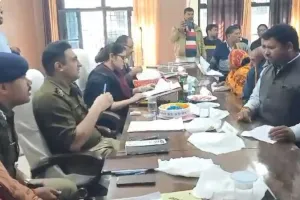 Unnao News: ज्वलनशील पदार्थ लेकर समाधान दिवस में डीएम-एसपी के सामने पहुंचा युवक, मचा हड़कंप