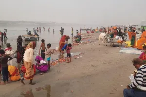 Unnao में पूर्णमासी के अवसर पर श्रद्धालुओं ने लगाई गंगा में आस्था की डुबकी, सत्य नारायन की कथा सुन कमाया पुण्य