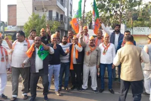 Election 2023: Unnao में BJP की तीन राज्यों में जीत पर भाजपाइयों ने बांटे लड्डू, एक दूसरे का मुंह मीठा कराकर दी शुभकामनाएं