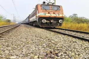 मुरादाबाद: राजधानी, देहरादून एक्सप्रेस सहित 20 ट्रेन में लेट, यात्री परेशान