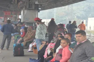 मुरादाबाद: स्टेशन पर सद्भावना एक्सप्रेस की प्रतीक्षा में 11 घंटे बैठे रहे यात्री