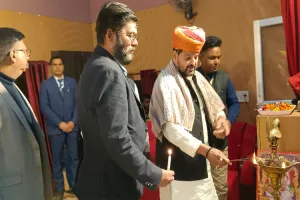 गोंडा: 'अमृत विचार' के चतुर्थ स्थापना दिवस पर हुए विविध सांस्कृतिक आयोजन, सांसद ने दीप जलाकर किया कार्यक्रम का उद्घाटन