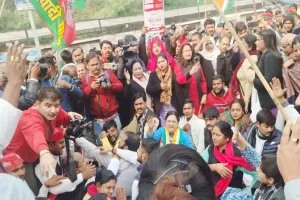 लखनऊ: सांसदों के निलंबन को लेकर इंडिया गठबंधन के नेताओं ने किया जोरदार प्रदर्शन, डीएम कार्यालय का किया घेराव