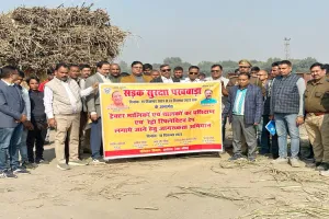 अयोध्या: सड़क सुरक्षा पखवाड़े के तहत 200 से अधिक वाहनों में लगवाए गए रेडियम टेप