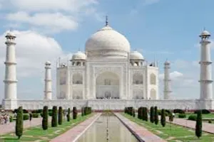 आगरा: ताजमहल में विदेशी पर्यटक का गुम हुआ 10 लाख रुपए से भरा बैग, पुलिस ने लौटाया, tourist ने कही यह बड़ी बात