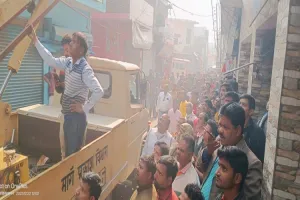 हरदोई: पूजा के दीपक से दुकान में रखा लाखों का सामान जलकर हुआ राख, 500 लहंगे, शेरवानी सब जल गए