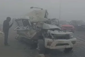 आगरा में कोहरे के कारण बड़ा हादसा, डेढ़ दर्जन वाहन आपस में भिड़े, एक की मौत, कई घायल, accident के बाद मुर्गियां लूटते दिखे लोग!