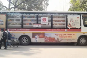 वाराणसी: बीएचयू पहुंची बस लाइब्रेरी, बस में हैं पुस्तकों का खजाना, विभिन्न भाषाओं की पुस्तकें पढ़कर बढ़ा सकते हैं ज्ञान! 
