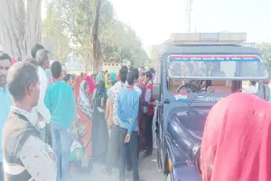 बहराइच: प्रार्थना सभा में जुटे थे सैकड़ो लोग, शिकायत पर पुलिस आई तो महिलाओं ने घेरकर किया यह बवाल!