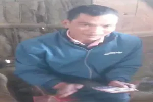 बहराइच: कार्डधारक को कोटेदार ने जड़ा थप्पड़, घटतौली का विरोध करने पर मारा तमाचा, देखें video