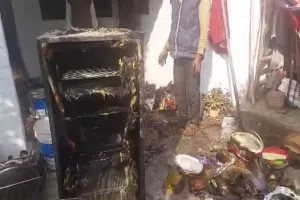 मुरादाबाद : खाना बनाते समय लीकेज गैस से घर में लगी आग, हजारों का सामान जलकर खाक