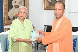 लखनऊ: सीएम योगी ने राज्यपाल आनंदी बेन पटेल से की मुलाकात, भगवान राम पर लिखी पुस्तक की भेंट