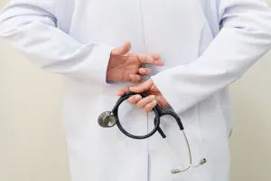 हरदोई: डाक्टर ने शव को ही कर दिया लखनऊ रेफर! परिजनों ने काटा हंगामा, जानिये क्या है मामला?