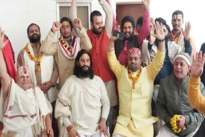 अयोध्या: संजय सिंह को कुश्ती संघ का अध्यक्ष बनाए जाने पर हनुमानगढ़ी के संतों ने मनाया जश्न 