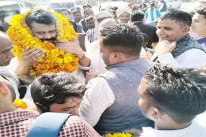 बहराइच: जिला आगमन पर कार्यकर्ताओं के जोरदार स्वागत से अभिभूत दिखे कांग्रेस प्रदेश सचिव, कहा- झूठी और फरेबी बीजेपी...