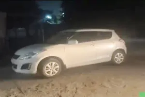 आगरा में लेखपाल पर पांच लाख रुपए की घूस लेने का लगा आरोप, पड़ताल शुरू हुई तो कार छोड़ कर भागा