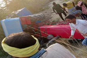 प्रतापगढ़: चालक को अचानक आया हार्ट अटैक, अनियंत्रित होकर ट्रैक्टर सड़क पर पलटा, दो की मौत, एक घायल