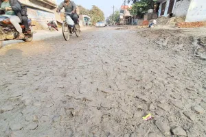 प्रयागराज: विधायक के गृह निवास मार्ग में कीचड़ से सनी सड़क के बीच चल रहे राहगीर, कभी भी हो सकता है बड़ा हादसा!