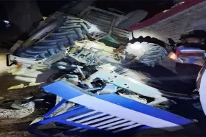 हरदोई: अंत्येष्टि से लौट रहा ट्रैक्टर 15 फीट गहरी खाई में गिरा, 10 घायल, मचा कोहराम 