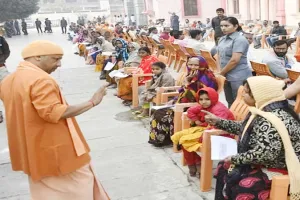 गोरखपुर में सीएम योगी ने लगाया जनता दरबार, सुनीं जनता की फरियाद, अधिकारियों को दिखा सख्त निर्देश 