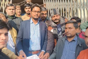 संभल : बिजली टीम पर हमले को लेकर भड़के कर्मचारी, दिया धरना