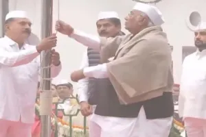 कांग्रेस नेताओं ने पार्टी के 139 वें स्थापना दिवस पर फहराया झंडा, कहा- यह दिवस है राष्ट्र के प्रति निष्ठा और समर्पण का प्रतीक 