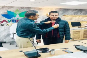 अयोध्या: अविप्रा ने जारी किया 'मेरी अयोध्या' बैज, सबसे पहले कमिश्नर व वीसी ने किया धारण 