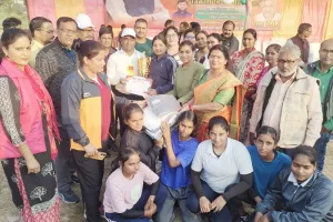 सांसद खेलकूद प्रतियोगिता: 100 मीटर की दौड़ में रेहान व काजल ने मारा मैदान, डीएम के हाथों हुए सम्मानित 