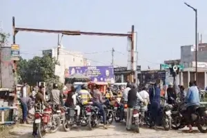 रायबरेली: मालगाड़ी से पटरी उतारते समय क्षतिग्रस्त हुआ रेलवे ट्रैक, दो घंटे तक गेट पर रुकी रही मालगाड़ी, हड़कंप