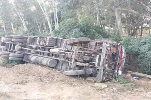 अमरोहा: ट्रक की टक्कर से ट्रैक्टर के उड़े परखच्चे, दोनों वाहनों के चालक घायल