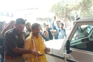 मथुरा: दीपदान करने को श्री कृष्ण जन्मस्थान जाते समय हिन्दूवादी नेता दिनेश शर्मा को पुलिस ने हिरासत में लिया